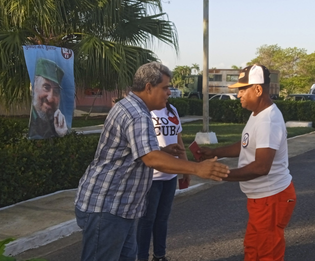 Nuevos militantes al Partido recibieron el carné de la organización. / Foto: Del autor
