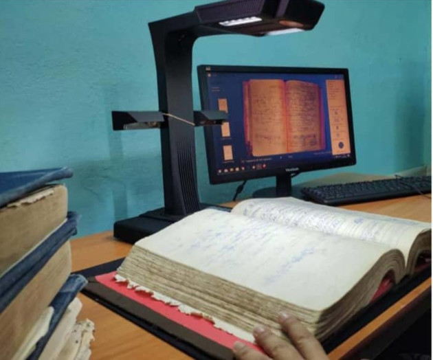 Moderno equipamiento permitió agilizar la digitalización de los libros registrales en Cienfuegos. / Foto: Tomada de Granma 