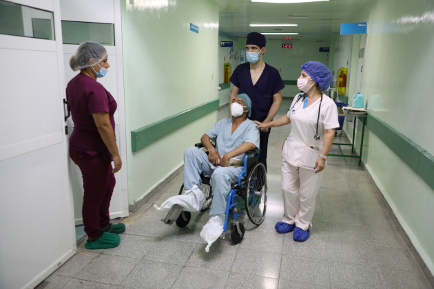 El camillero y la anestesista trasladan cuidadosamente al paciente hasta el quirófano./ Foto: Juan Carlos Dorado Fernández / 5 de Septiembre
