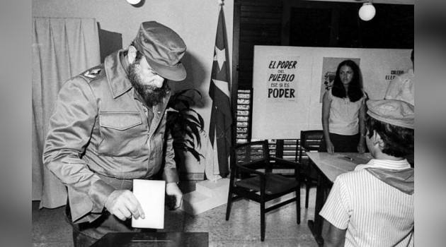 Fidel ejerciendo el derecho al voto. / Foto: Tomada del sitio Soldado de las Ideas
