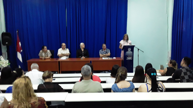 Yunay Pérez Urquijo, jefa del departamento de Registros Públicos, (en el podio) afirmó que este proceso preserva la integridad de los registros civiles. / Foto: Yudith Madrazo Sosa