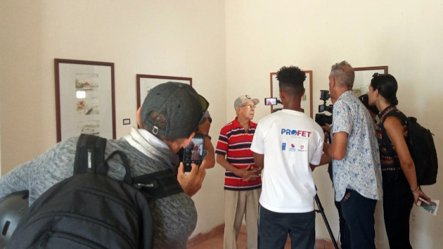 José de la Paz Texier rodeado de la prensa televisiva a raíz de su exposición Acuarelas de Cienfuegos.