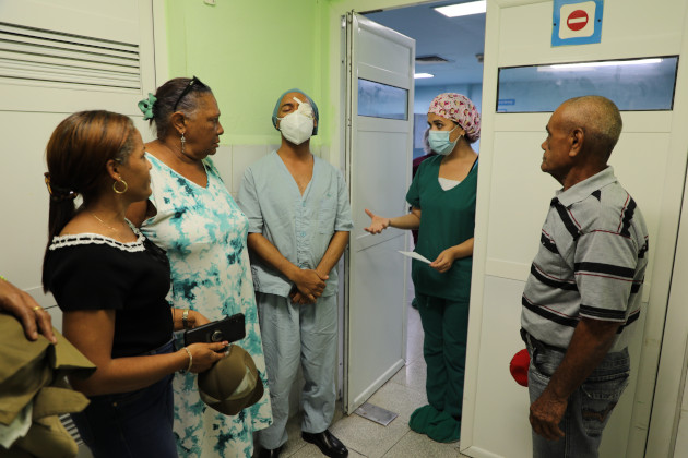 La Dra. Anay Pérez Puerto explica a familiares los pormenores de la operación. Foto: Juan Carlos Dorado Fernández / 5 de Septiembre