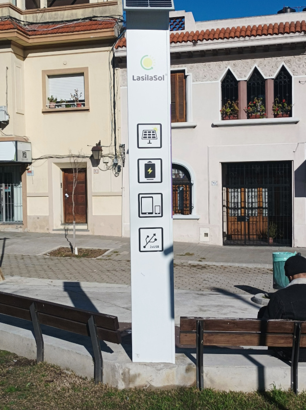 Entre los servicios, gracias a los paneles solares, está facilitar la recarga de baterías de teléfonos móviles y otros dispositivos electrónicos. / Foto: María Elena Llanes Suárez