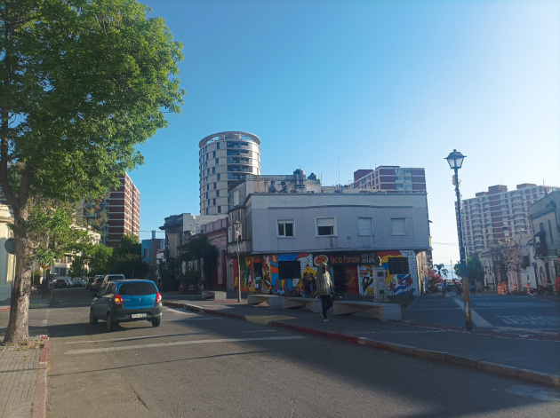Los montevideanos han aprendido a convivir con el arte urbano como parte de la cotidianeidad de sus vidas. / Foto: María Elena Llanes Suárez