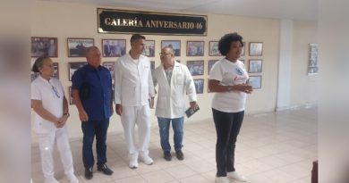 (Al Centro): Ana Ivis Gómez Hernández, secretaria general de la Federación de Mujeres Cubanas (FMC) en Cienfuegos, junto a miembros del consejo de dirección del Hospital Dr. Gustavo Aldereguía Lima.
