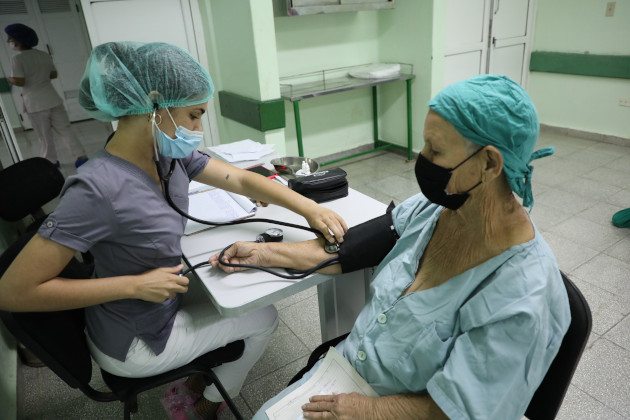 Durante el examen físico preoperatorio, los profesionales de la salud evalúan los signos vitales./ Foto: Juan Carlos Dorado Fernández / 5 de Septiembre
