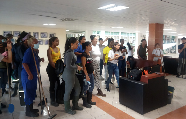 Manos solidarias higienizan el Hospital Dr. Gustavo Aldereguía Lima.