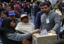 Desde temprano y pese a las bajas temperaturas, se registra una alta participación. Casi ocho millones de bolivianos están habilitados para acudir a las urnas. /Foto: EFE