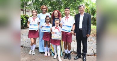 Pionera de Cienfuegos viaja a Vietnam tras ganar concurso nacional Zucelys Herrera Gutiérrez (al centro) durante la premiación. / Fotos: Tomadas de Internet