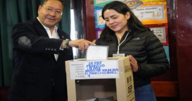 Arce votó en el colegio Miguel de Cervantes, ubicado en el barrio de Miraflores, en la ciudad de La Paz, y desde allí exhortó a la ciudadanía a acudir masivamente a las urnas. /Foto: EFE