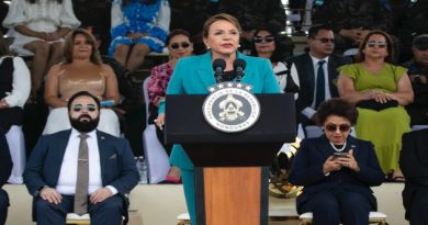 Xiomara Castro destaca descenso en homicidios y logros en lucha contra el narcotráfico en Honduras La presidenta Xiomara Castro encabeza el acto por el XII aniversario de la Policía Militar del Orden Público. /Foto: Gobierno de Honduras