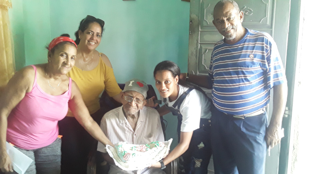 Rafael Campos Vives (al centro), como el resto de sus hermanos de lucha, recibieron un modesto agasajo en ocasión de la fecha.