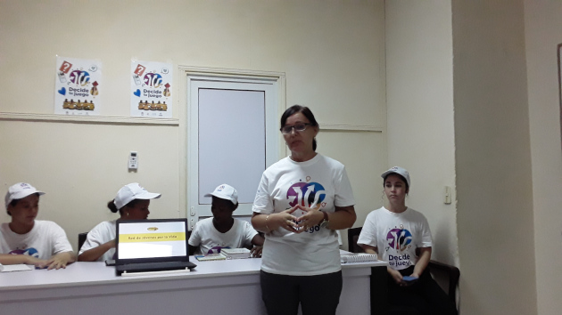 Tatiana Soto Hernández, educadora para la salud, disertó sobre las peculiaridades de la Red Jóvenes por la Vida y su accionar en Cienfuegos. / Fotos: De la autora
