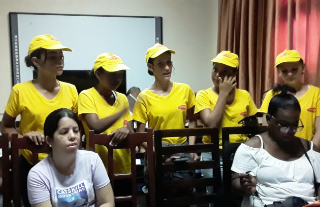 Identificados con el color amarillo, la nueva generación de promotores de Jóvenes por la Vida, en Cienfuegos./ Fotos: De la autora