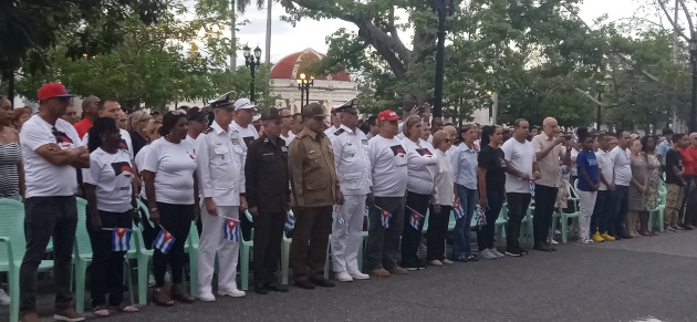 Pueblo cienfueguero participa en el acto por el 5 de Septiembre.