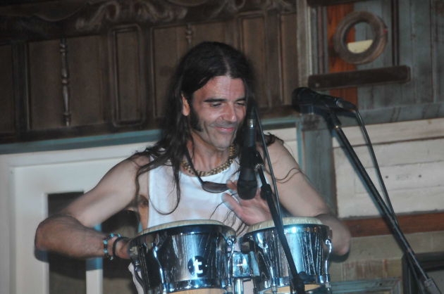 Ritmos pegadizos como en la canción Birjaio, salieron de la percusión de Xixo Yantani.
