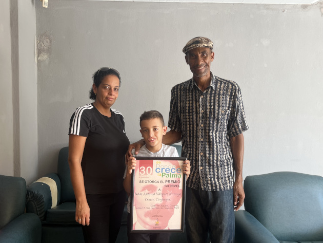Isaac junto a su madre y su instructor. / Fotos: Del autor 