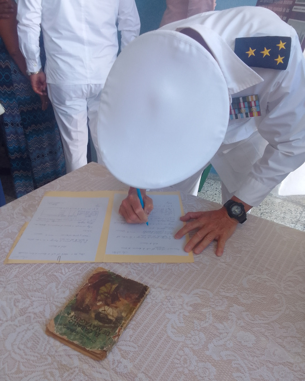 El Capitán de Flotilla Gustavo Castellón durante firma la entrega de la donación. / Foto: Liana Laura Gavilla Cruz