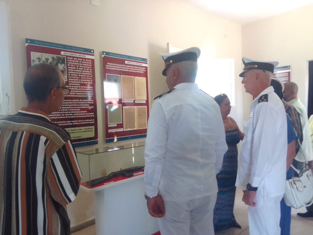 Recorrido de los visitantes por las diferentes salas del Museo Naval. / Foto: Liana Laura Gavilla Cruz