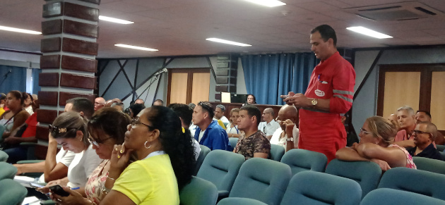 Leiner López Torres refirió ideas sobre el trabajo productivo. / Foto: Luzdeibys González Forcades