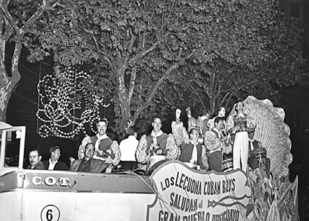 Una de las presentaciones de la afamada orquesta Lecuona Cubas Boys en el carnaval de Montevideo.
