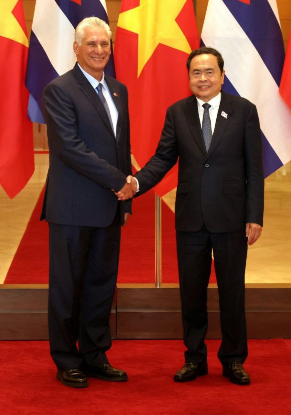 El presidente cubano junto a Tran Thanh Man, presidente de la Asamblea Nacional de Vietnam. /Foto: Estudios Revolución
