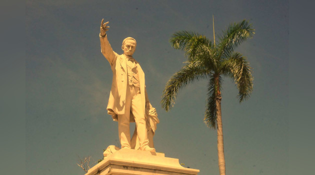 La escultura martiana ubicada en el parque que lleva su nombre, cumple 119 años de instaurada. / Fotos: Delvis Toledo
