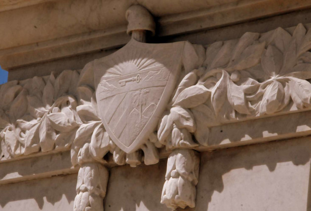 Detalle con el escudo de la nación y la simbología que lo compone.
