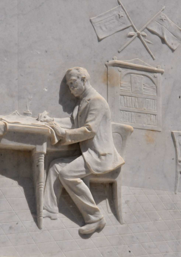 Detalle de uno de los relieves en el pedestal, que ilustra lo mejor de la herencia martiana.