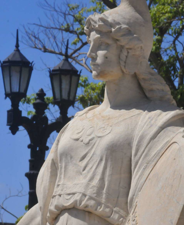 La figura femenina que acompaña a Martí está inspirada en la Marianne francesa, símbolo republicano.