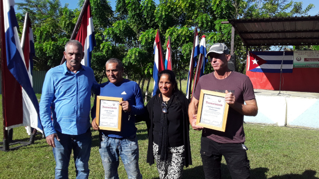 Jorge González Gutiérrez (derecha) y Yudisney González Montenegro (izquierda) merecieron agasajos por su excelente labor en la producción de alimentos.