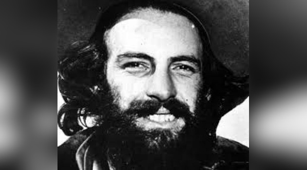 Camilo Cienfuegos, con su icónica sonrisa y sombrero de ala ancha, símbolos de su carisma y cercanía al pueblo. / Foto: Cubaminrex.cu