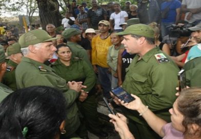 Díaz-Canel en Granma intercambia con el pueblo y las autoridades Diaz Canel en Bayamo tras huracán Melissa. / Foto: Estudios Revolución