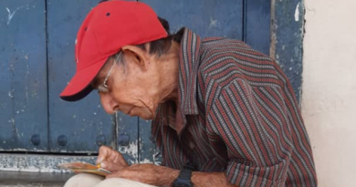 El poeta de los cartones no cesa de crear El poeta de los cartones no cesa de crear
