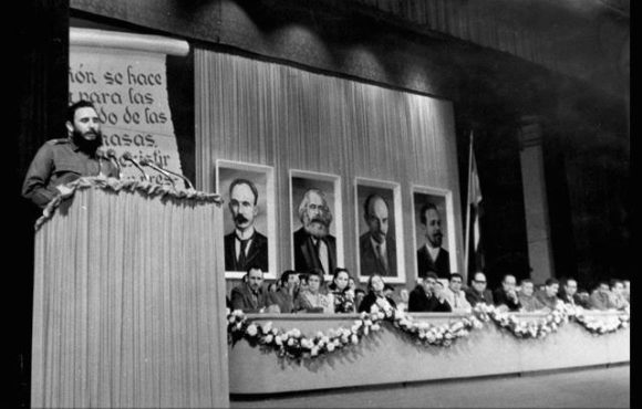 Fidel pronuncia discurso en el acto de presentación del Comité Central del Partido Comunista de Cuba. /Foto: Sitio Fidel Soldado de las Ideas.