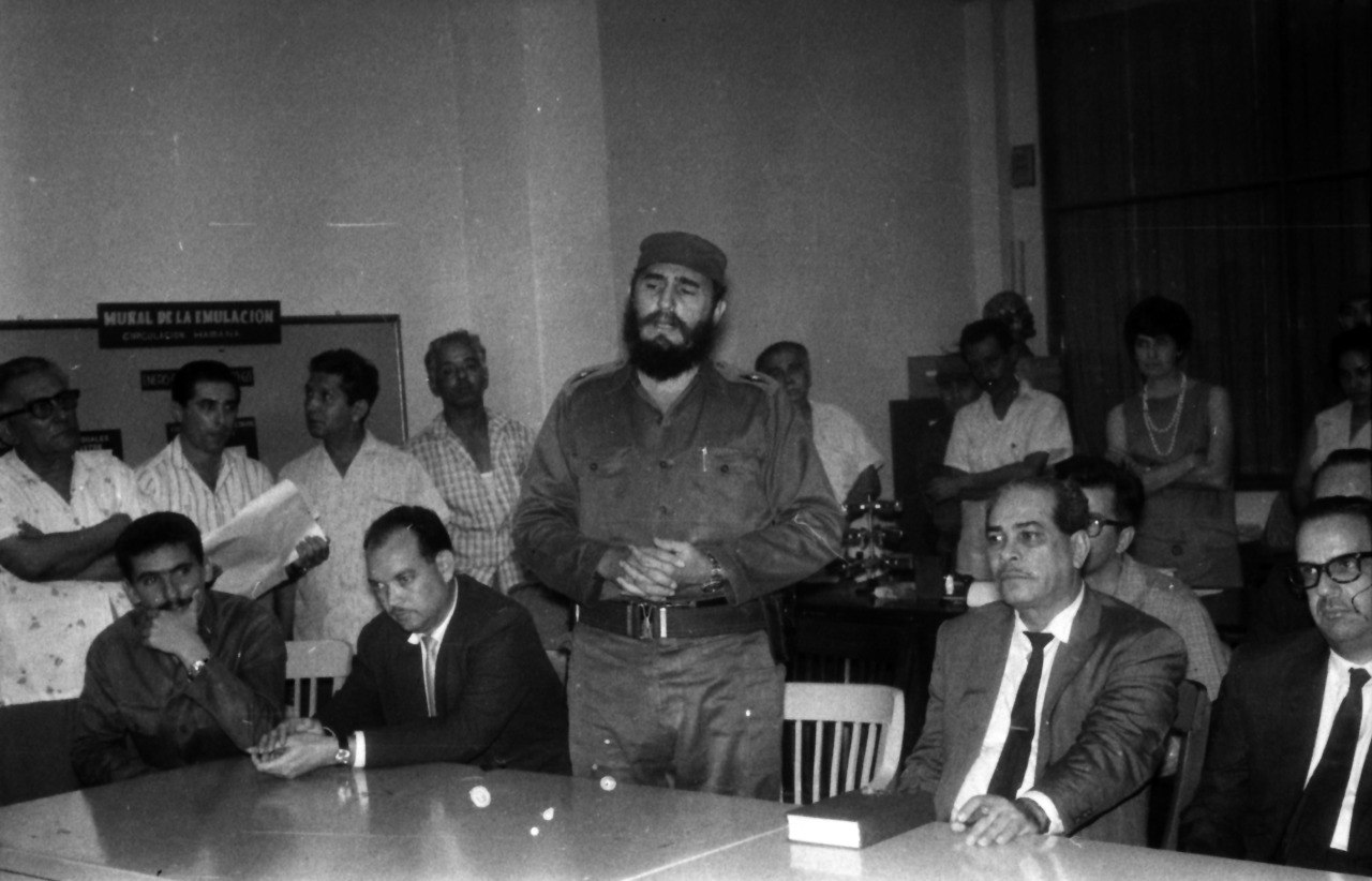 Fidel en el acto de despedida al compañero Blas Roca (a su izquierda), quien fuera director del periódico Hoy. Lo acompañan el entonces Presidente de la República, Osvaldo Dorticós y el Comandante de la Revolución, Ramiro Valdés Menéndez. /Foto: Sitio Fidel Soldado de las Ideas.