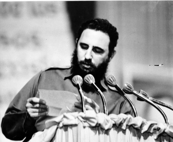 Fidel lee la carta de despedida del Che en el acto de presentación del Comité Central del Partido Comunista de Cuba. /Foto: Sitio Fidel Soldado de las Ideas.