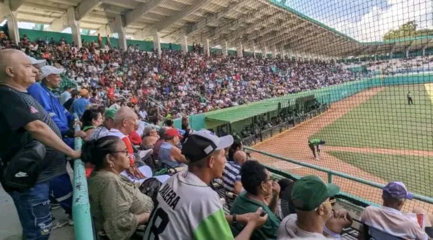 La afición ha retornado a las gradas del estadio 5 de Septiembre.