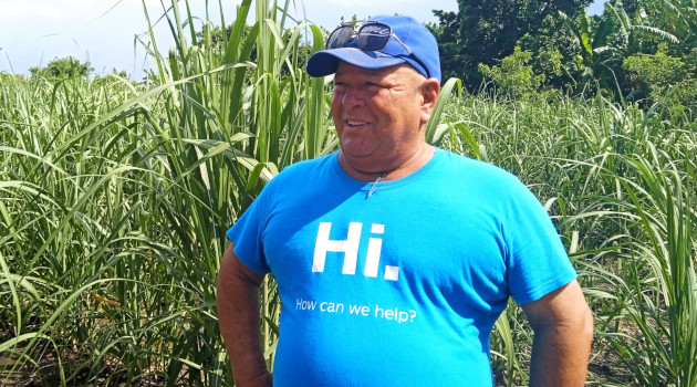 Orlando Capote Puerto, presidente de la cooperativa, mira los campos de caña con orgullo. / Foto: Del autor