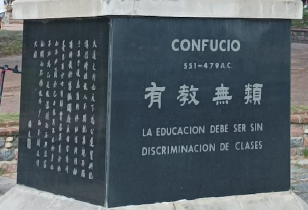Al pie del monumento, incrustadas en la piedra negra pulida del pedestal, aparecen textos en español y chino referidos al pensamiento filosófico de Confucio. / Foto: María Elena Llanes Suárez