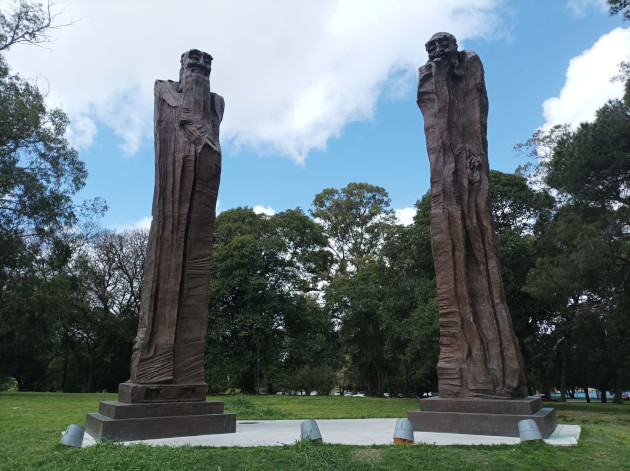 Conjunto escultórico “En busca de la sabiduría” que representa el diálogo entre Confucio y Lao Tse sobre el Tao, ubicado en el parque Batlle de Montevideo. / Foto: María Elena Llanes Suárez