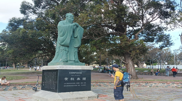 De cara a las aguas del Río de la Plata, en el parque Rodó de Montevideo, se erige la estatua del filósofo chino Confucio. / Foto: María Elena Llanes Suarez