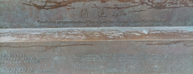 Detalle del monumento dedicado a los maestros y filósofos chinos Confucio y Lao Tse. / Foto: María Elena Llanes Suárez