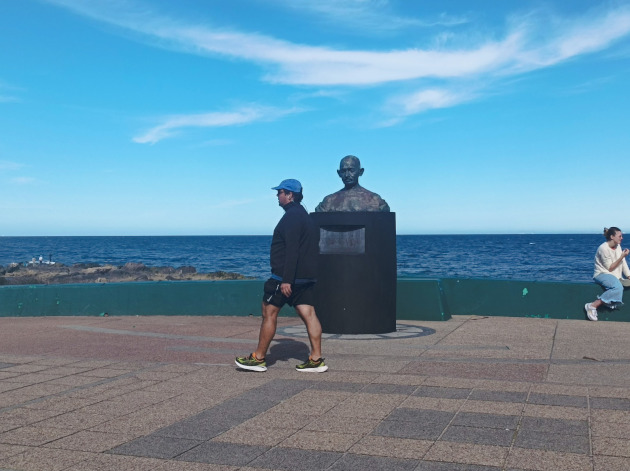 Los 22,5 kilómetros del litoral están seccionados por tramos, en un uno de ellos se le rinde homenaje a Mahatma Gandhi. / Foto: María Elena Llánes