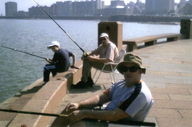 Los aficionados a los anzuelos y cordeles encuentran en el litoral rioplatense el espacio para disfrutar de la pesca. / Foto: María Elena Llánes