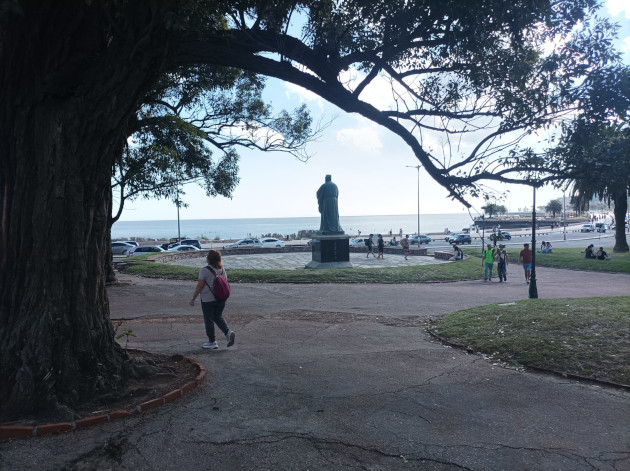 Próximo al conjunto monumental están las aguas del Río de la Plata. / Foto: María Elena Llanes Suárez