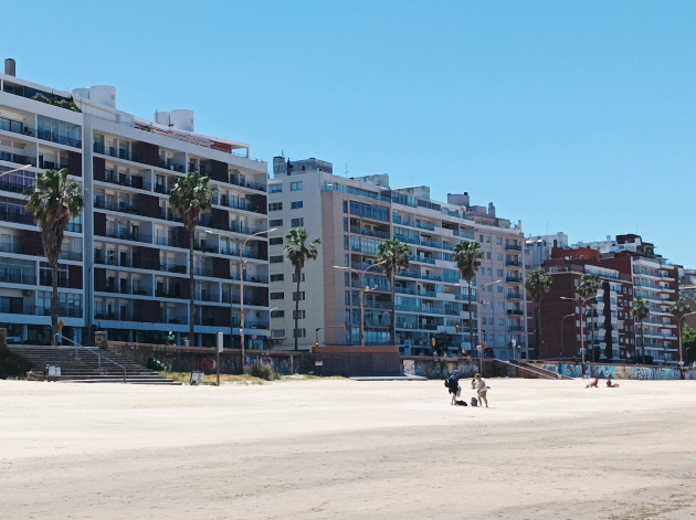Uno de los tramos de fina y blanca arena en la playa Pocitos. / Foto: María Elena Llánes
