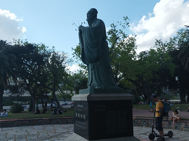 Vista lateral del monumento en homenaje a Confucio en el Parque Rodó. / Foto: María Elena Llanes Suárez