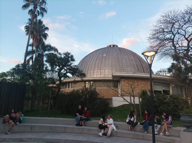 En las áreas exteriores de la instalación se erigió un busto, con su pedestal, del cosmonauta soviético Yuri Gagarin, primer hombre en viajar al espacio. / Foto: María Elena Llánes Suárez